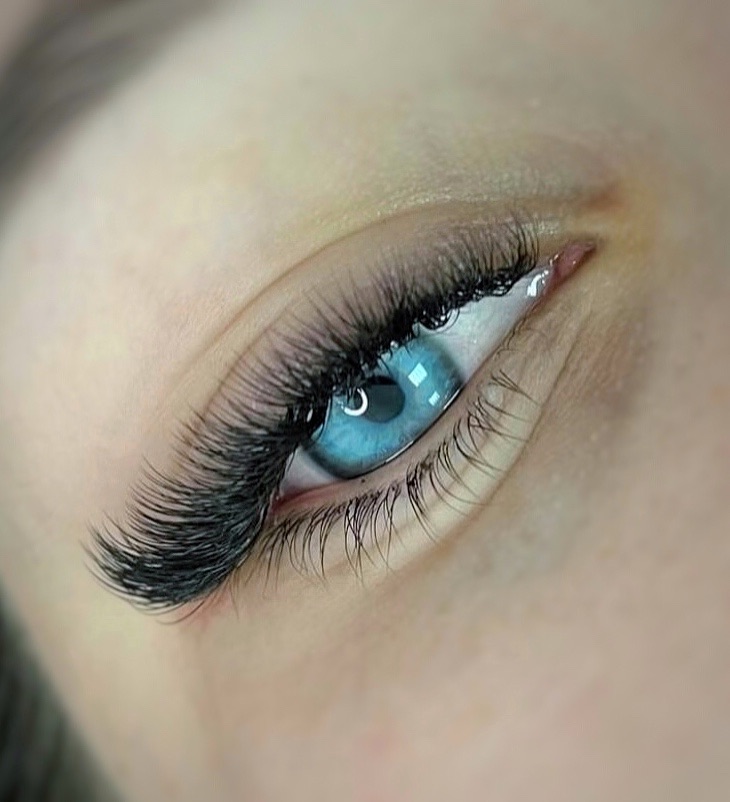 Wimpernverlängerung Hybrid Look — Exclusiv Institut